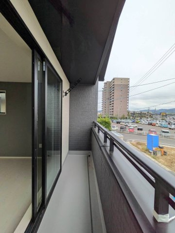 岡山市南区あけぼの町 2期のバルコニー|◆南側バルコニーは日当たり良好です。
