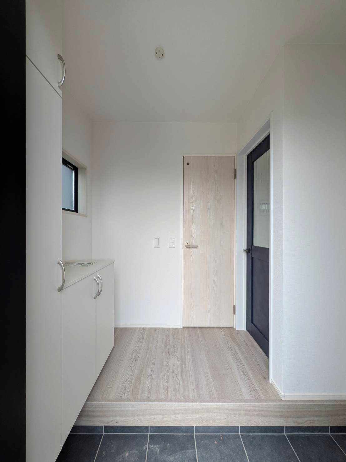 岡山市南区あけぼの町 2期の玄関|◆内玄関にも収納スペースがありスッキリまとまります。