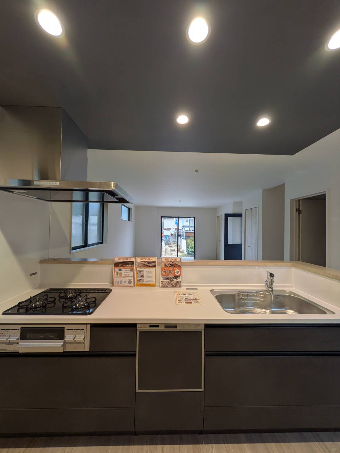 岡山市南区あけぼの町 2期のキッチン|◆調理のしやすい3口コンロ・食洗機付きシステムキッチンです。