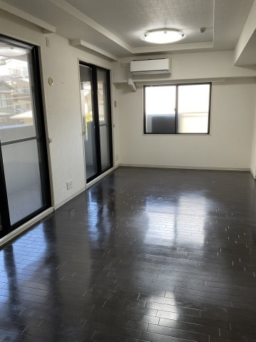 エスリード伏見桃山壱番館の居間・リビング