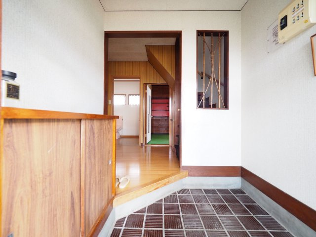 【玄関】 | 【中古戸建住宅】横手市婦気 築古住宅 こちらの物件＋DIY・リフォームはいかがでしょうか 横手南小学校区の5LDK車庫、駐車スペース、庭スペース