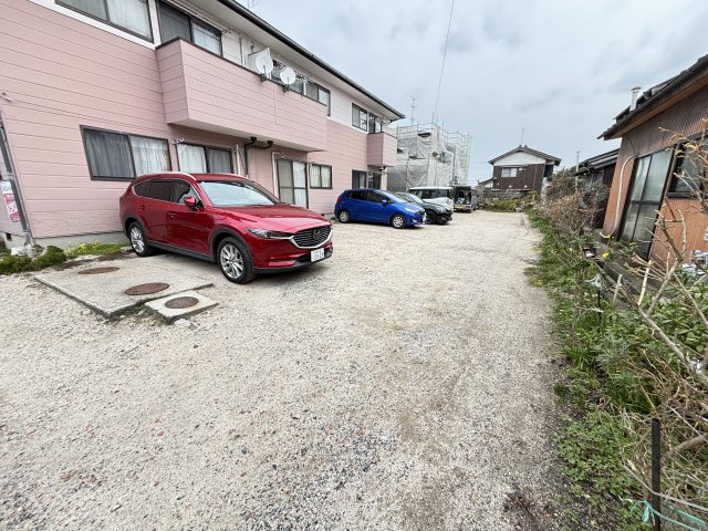 ルミエール松本の駐車場