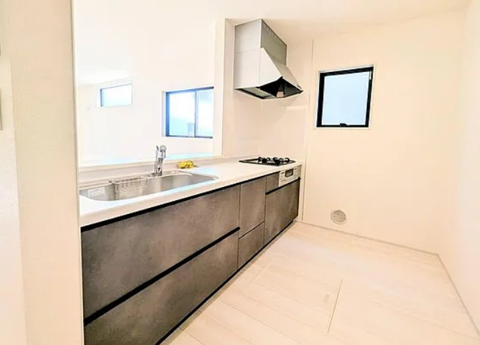 【新築】鶴ヶ島市富士見新築分譲住宅 １号棟のキッチン|対面式のシステムキッチンでお料理をしながらリビングを見渡せます！