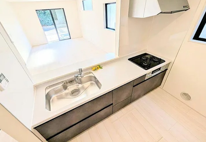 【新築】鶴ヶ島市富士見新築分譲住宅 １号棟のキッチン|ワークトップも広々したシステムキッチンです！