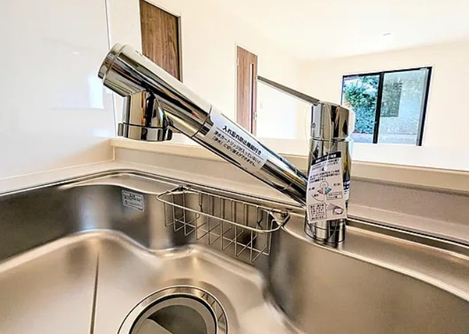 【新築】鶴ヶ島市富士見新築分譲住宅 １号棟のキッチン|浄水器一体型水栓です！