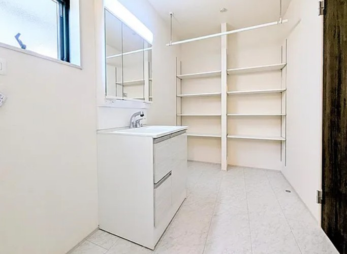 【新築】鶴ヶ島市富士見新築分譲住宅 １号棟の独立洗面台|朝の身支度に欠かせない洗面台です！収納もしっかり！