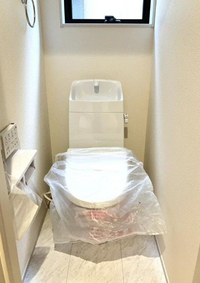 【新築】鶴ヶ島市富士見新築分譲住宅 １号棟のトイレ|シンプルなトイレスペースです！