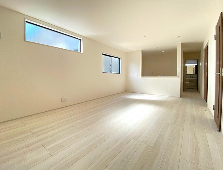 【新築】鶴ヶ島市富士見新築分譲住宅 １号棟の居間・リビング|18.5帖のゆとりあるLDKです！