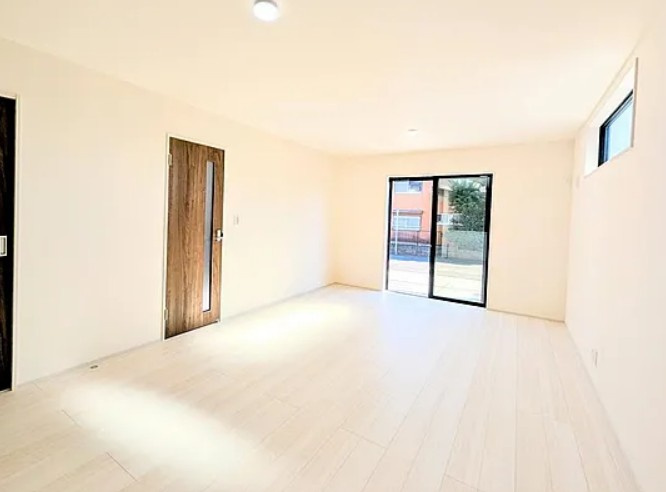 【新築】鶴ヶ島市富士見新築分譲住宅 １号棟の居間・リビング|窓も大きく採光・採風しっかりとれています！