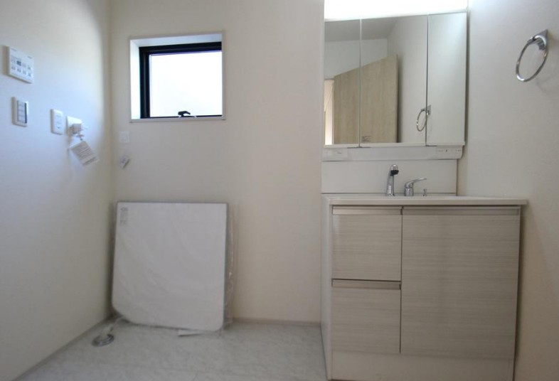 【新築】鶴ヶ島市富士見新築分譲住宅 2号棟の独立洗面台|朝の身支度に欠かせない洗面台です！収納もしっかり！