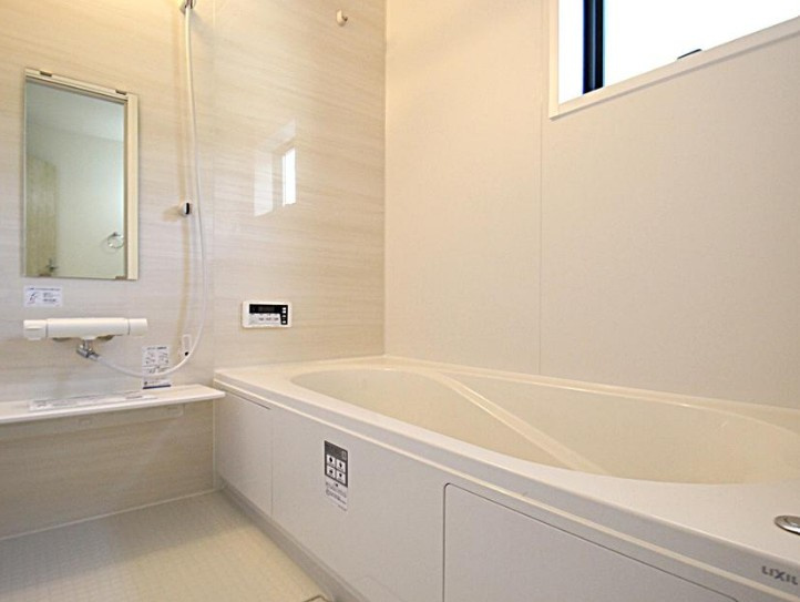 【新築】鶴ヶ島市富士見新築分譲住宅 2号棟の浴室|足の伸ばせるバスタブでリラックスタイムを過ごしましょう♪