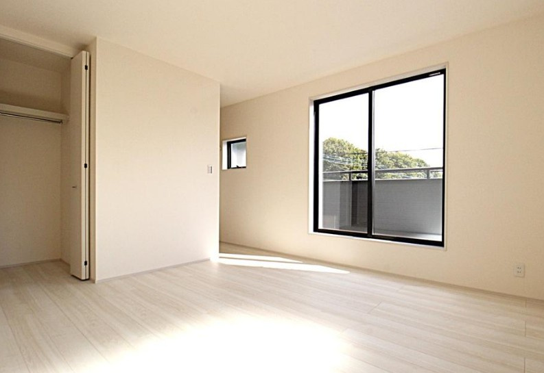 【新築】鶴ヶ島市富士見新築分譲住宅 2号棟の洋室|2F 7.5帖洋室です！バルコニーに面しております！