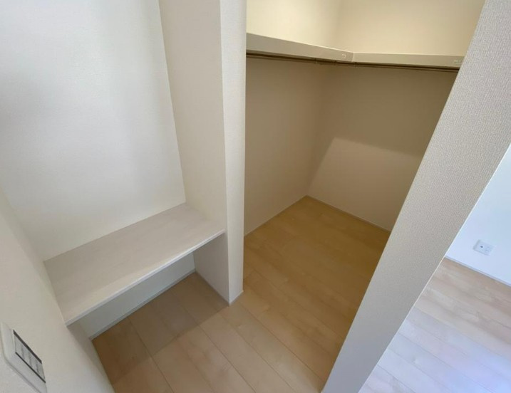 【新築】鶴ヶ島市富士見新築分譲住宅 2号棟の収納|6.7帖洋室にはウォークインクローゼットとカウンター付き！