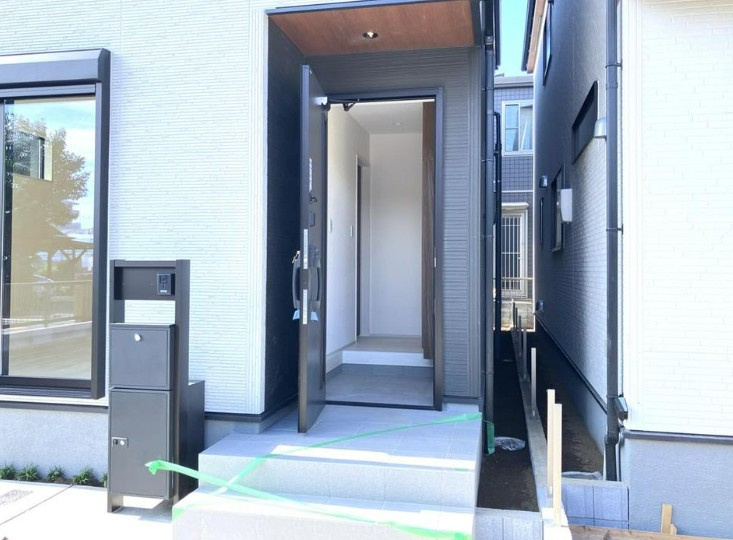 【新築】鶴ヶ島市富士見新築分譲住宅 2号棟の玄関|綺麗で明るい玄関アプローチです！