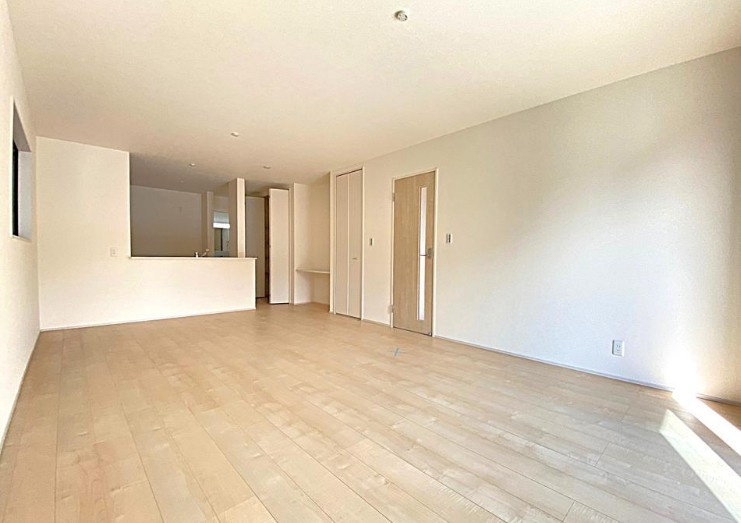 【新築】鶴ヶ島市富士見新築分譲住宅 2号棟の居間・リビング|20.3帖のゆとりあるLDKです！