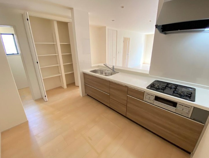 【新築】鶴ヶ島市富士見新築分譲住宅 2号棟のキッチン|対面式のシステムキッチンでお料理をしながらリビングを見渡せます！