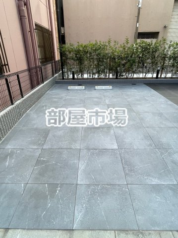 ステージファースト上野松が谷アジールコートの駐車場