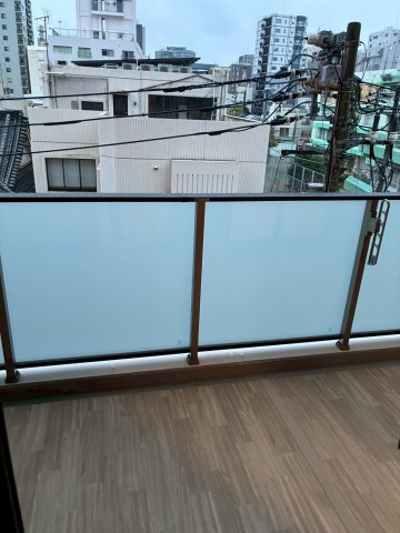 ジオエント上野稲荷町のバルコニー