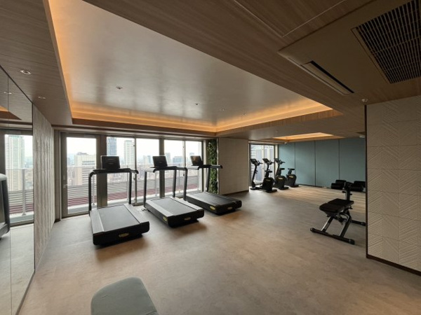 【その他共用部分】 | 【フィットネスルーム】35階からの景色を眺めながらトレーニング！ヨガができるストレッチスペースも！