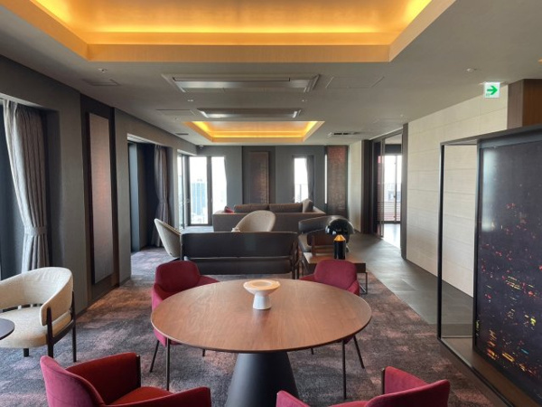 【ロビー】 | 【スカイラウンジ】おもてなしの美学が光る、すべてが上品で洗練されたラウンジ。ゲストとのご歓談にも◎