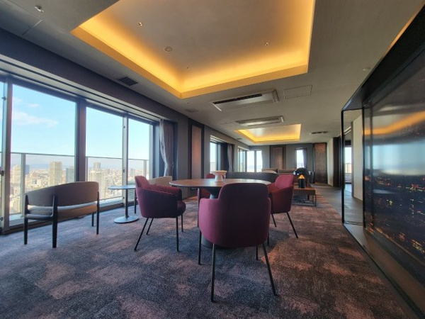 【ロビー】 | 【スカイラウンジ】サロン感覚で自由に寛ぎ、ゲストを優雅におもてなしできる、至福のひと時をどうぞ。