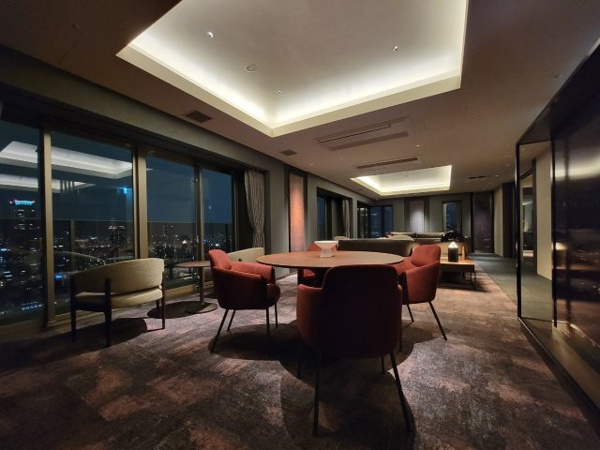 【ロビー】 | 【スカイラウンジ】オーナーであることに酔いしれ、大阪を一望するダイナミックな夜景をお楽しみください。