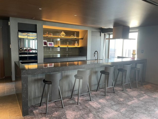 【ロビー】 | 【スカイラウンジ】ラグジュアリーホテルを思わせる、おしゃれなバーカウンターもございます。