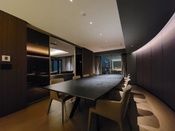 【ロビー】 | 【クラブラウンジ】スカイラウンジの一角にある、集会室も兼ねたスペースです。個室としても利用可能です！