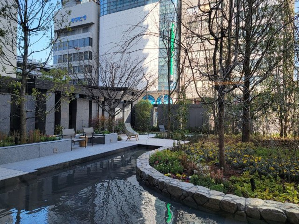 【庭】 | 【ゲーテッドガーデン】エントランスホールに面した、水都大阪をイメージさせる雄大なサンクチュアリ！