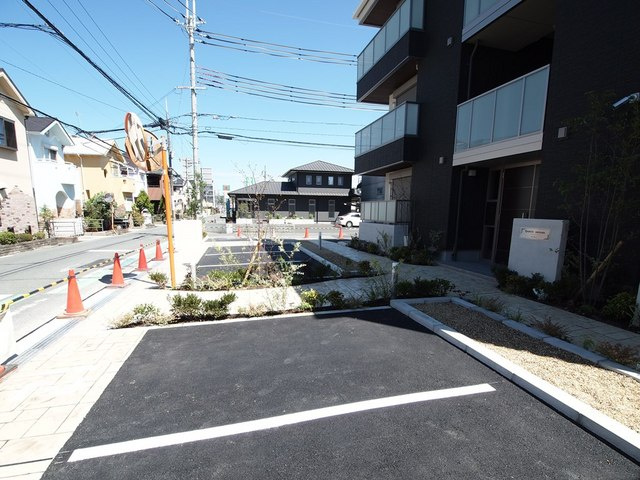 キャトル　セゾンの駐車場