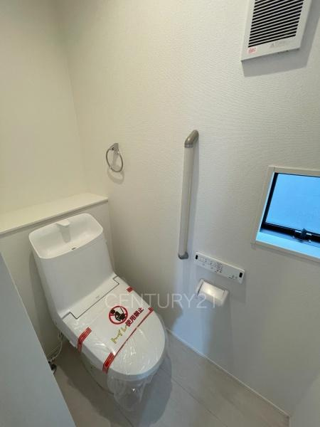 前橋市関根町3棟 1号棟のトイレ|１階トレイです。
温水シャワー洗浄機能付きです。
手摺り付きです。