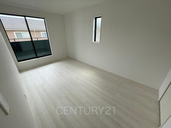 前橋市関根町3棟 1号棟の寝室|２面採光の明るい洋室です。