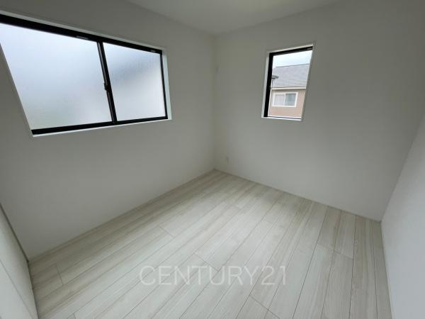 前橋市関根町3棟 1号棟の子供部屋|２面採光の明るい洋室です。