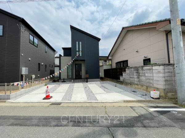 前橋市関根町3棟 1号棟の前面道路含む現地写真|並列駐車可能な駐車場スペースです。