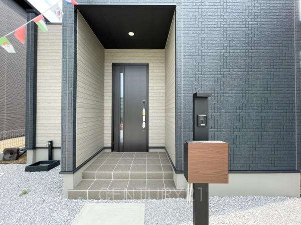 前橋市関根町3棟 1号棟の玄関|スマートキー付きの玄関。
鍵を探すことなくドアの開閉が可能です。
郵便物を守る鍵付きポストです。
インターホンは録画機能付きで防犯面に優れます。