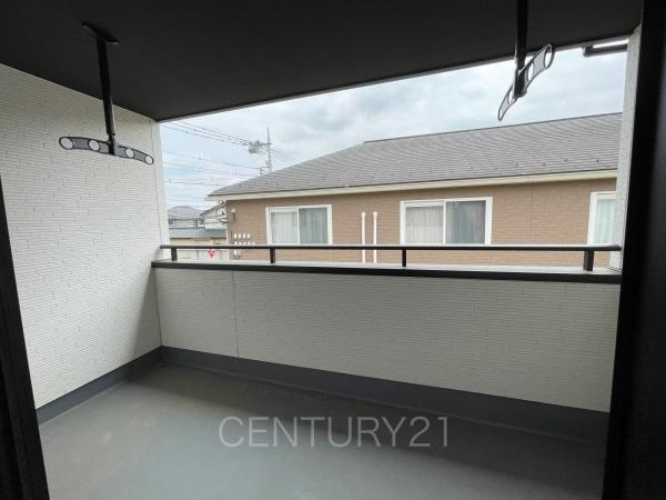前橋市関根町3棟 3号棟のバルコニー|天井付きバルコニーは急な雨にも安心。
干した洗濯物や布団が外壁に干渉しづらい、天井吊り下げ式の物干し金具付き。