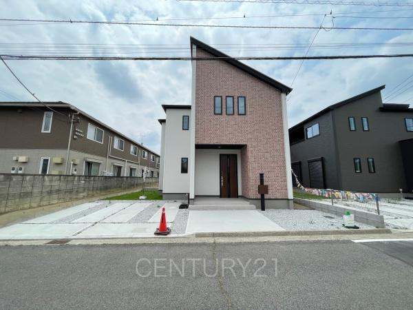 前橋市関根町3棟 3号棟の前面道路含む現地写真|並列駐車可能な駐車場スペースです。