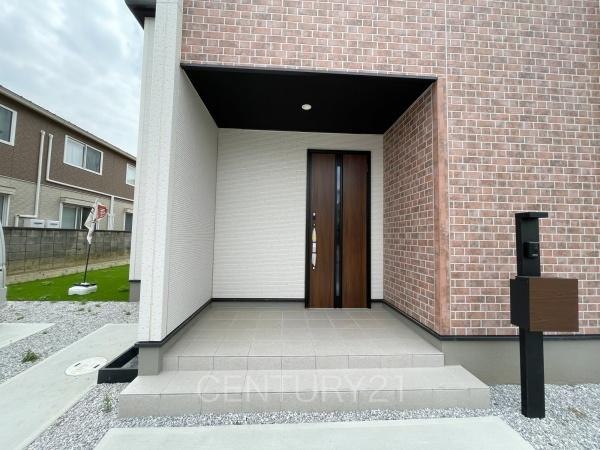 前橋市関根町3棟 3号棟の玄関|スマートキー付きの玄関。
鍵を探すことなくドアの開閉が可能です。
郵便物を守る鍵付きポストです。
インターホンは録画機能付きで防犯面に優れます。