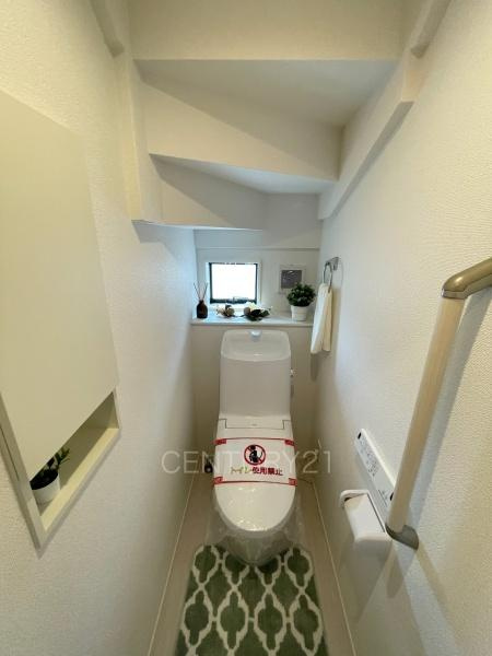 前橋市関根町3棟 2号棟のトイレ|１階トレイです。
温水シャワー洗浄機能付きです。
手摺り付きです。