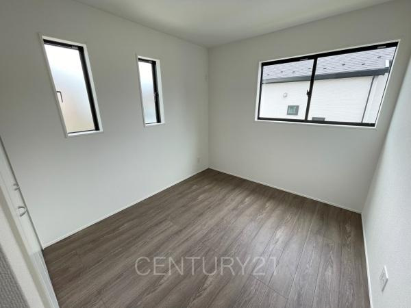 前橋市関根町3棟 2号棟の子供部屋|２面採光の明るい洋室です。