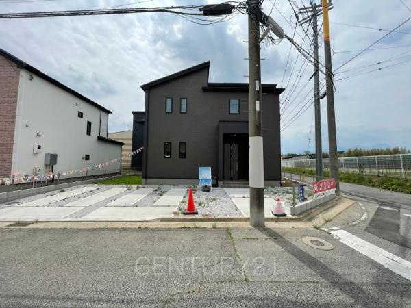 前橋市関根町3棟 2号棟の前面道路含む現地写真|並列駐車可能な駐車場スペースです。