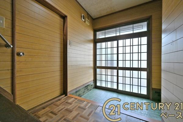 北葛城郡上牧町上牧　一戸建の玄関|■現地撮影写真■すっきりとした明るい玄関が家族やお客様を迎えてくれます！