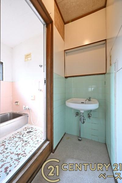 北葛城郡上牧町上牧　一戸建の独立洗面台|■現地撮影写真■清潔感のある広々とした洗面スペースです！