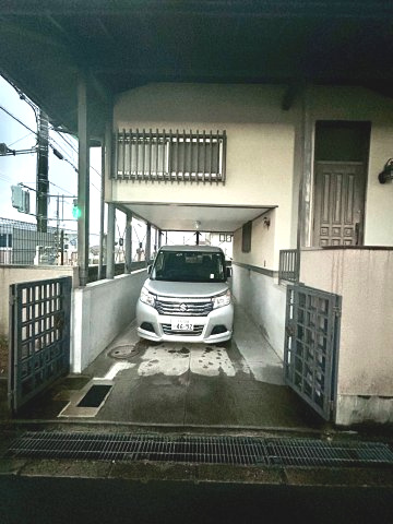川西萩原台西１丁目一戸建の駐車場