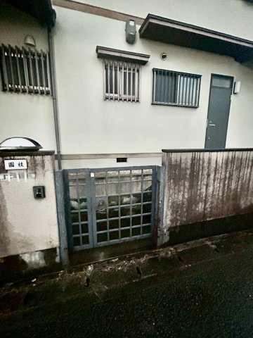 川西萩原台西１丁目一戸建のエントランス