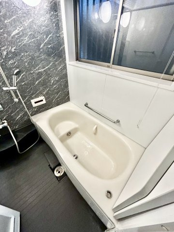 川西萩原台西１丁目一戸建の浴室