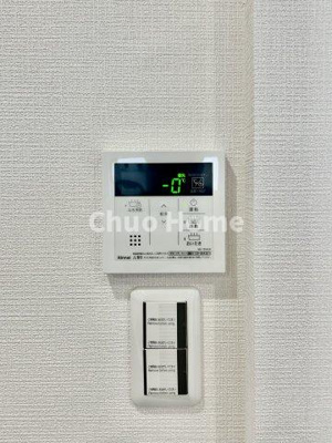 【発電・温水設備】 | キャニオングランデ大島 | 【給湯リモコン】外での一日を忘れさせてくれるオートバス機能でお好みの湯量・温度に調整された浴槽。