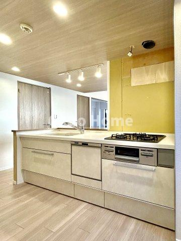 キャニオングランデ大島のキッチン|ワイドで収納豊富なシステムキッチン