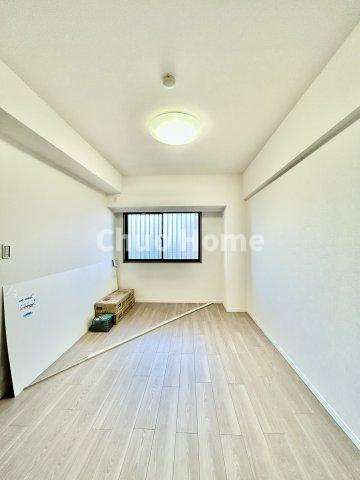 キャニオングランデ大島の寝室|【寝室】心と体をゆったりと安らげる主寝室。寝室のゆとりが大きい分だけ、暮らしの安らぎは深まります。一日の疲れを癒すだけでなく、ご夫婦の親密な語らいを紡ぎ出します