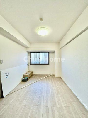 【寝室】 | キャニオングランデ大島 | 【寝室】心と体をゆったりと安らげる主寝室。寝室のゆとりが大きい分だけ、暮らしの安らぎは深まります。一日の疲れを癒すだけでなく、ご夫婦の親密な語らいを紡ぎ出します